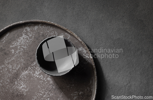 Image of empty gray dishes
