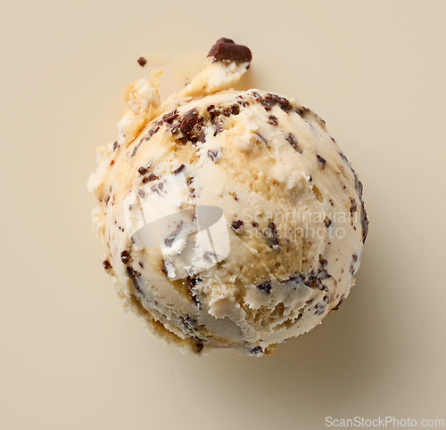 Image of coffee liqueur ice cream with chocolate pieces