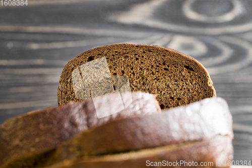 Image of sliced loaf of black rye bread