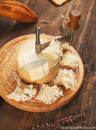 Image of Slicing tete de moine cheese