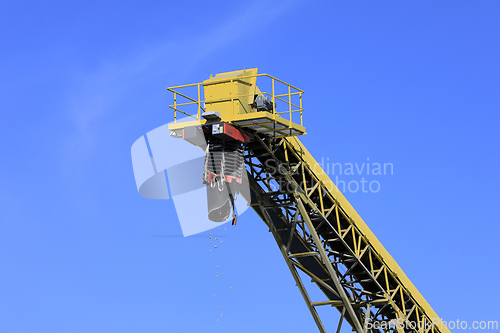 Image of Conveyor Transports Foam Glass Aggregate onto Stockpile