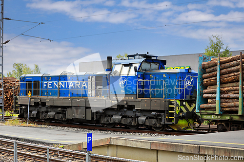 Image of Fenniarail Locomotive in Front of Wood Train
