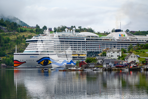Image of Et cruiseskip i Sognefjorden