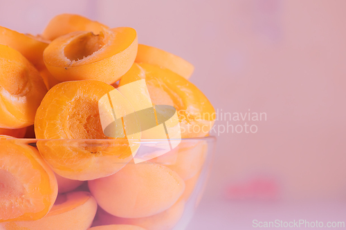 Image of Apricot halves in a glass bowl, close-up
