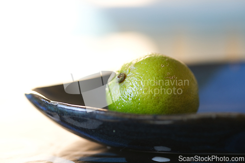 Image of Lime fruit in a blue bowl 