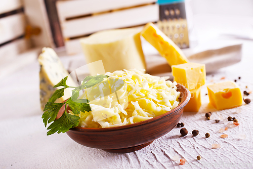 Image of Shredded mozzarella and red cheddar cheese in bowl