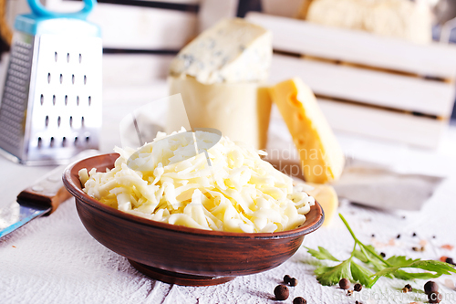 Image of Shredded mozzarella and red cheddar cheese in bowl