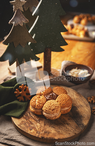 Image of Cream puffs arranged in flower shape