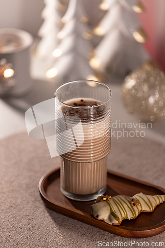 Image of Christmas hot chocolate with gingerbread cookie