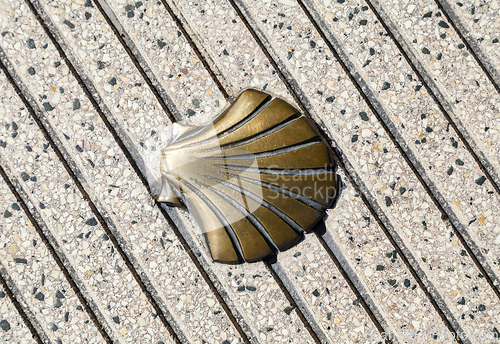 Image of Santiago's shell on the pavement