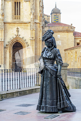 Image of La Regenta statue in Oviedo, Spain