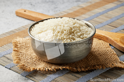 Image of bowl of raw rice 