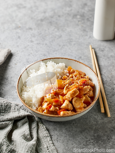 Image of bowl of boiled rice with sweet and sour sauce