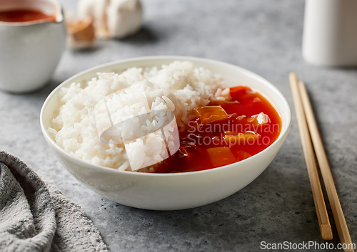 Image of bowl of boiled rice with sweet and sour vegetable sauce