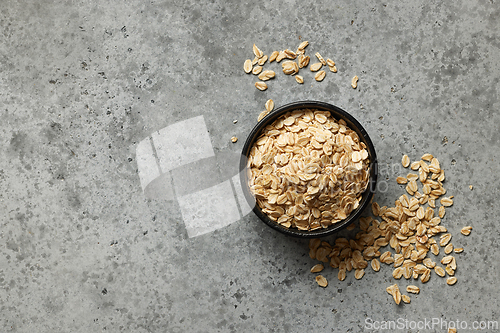 Image of bowl of raw oatmeal