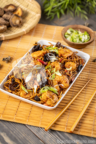 Image of Delicious shrimp and vegetable noodles