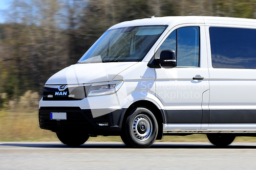 Image of White MAN TGE 3.180 Minibus on Road, Detail