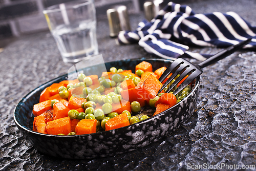 Image of fried pumpkin with green peas in bowl