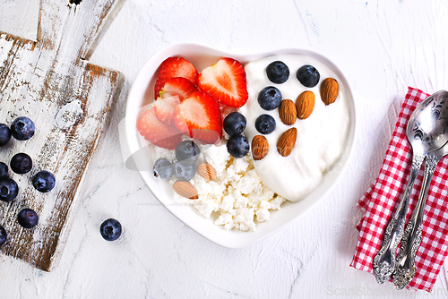 Image of cottage cheese with fresh berries for a healthy breakfast