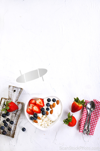 Image of cottage cheese with fresh berries for a healthy breakfast
