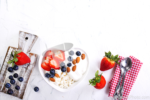Image of cottage cheese with fresh berries for a healthy breakfast