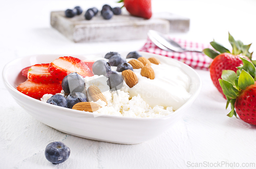 Image of cottage cheese with fresh berries for a healthy breakfast