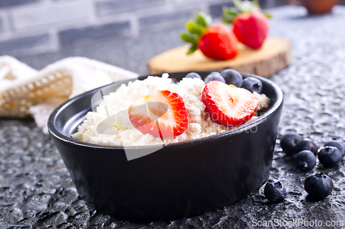 Image of cottage cheese with fresh berries for a healthy breakfast
