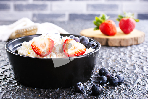 Image of cottage cheese with fresh berries for a healthy breakfast