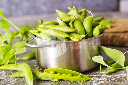Image of Green peas in metal bowl