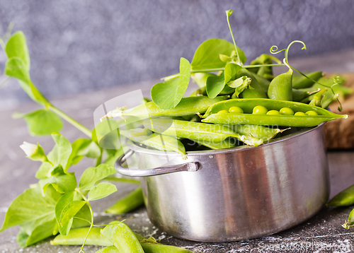 Image of Green peas in metal bowl