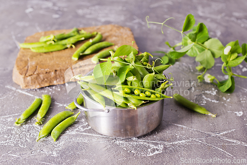 Image of Green peas in metal bowl