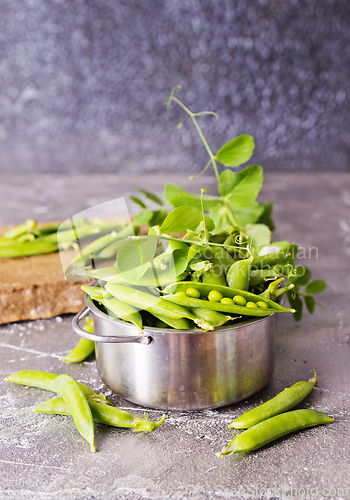 Image of Green peas in metal bowl