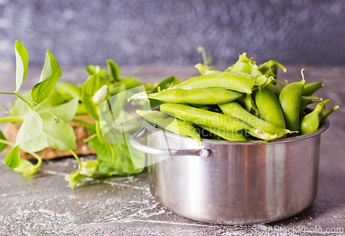 Image of Green peas in metal bowl