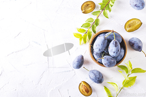 Image of fresh plum fruit in bowl