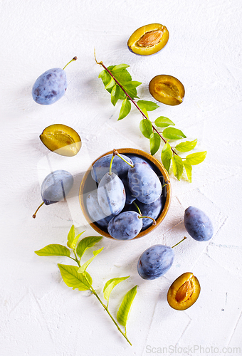 Image of fresh plum fruit in bowl