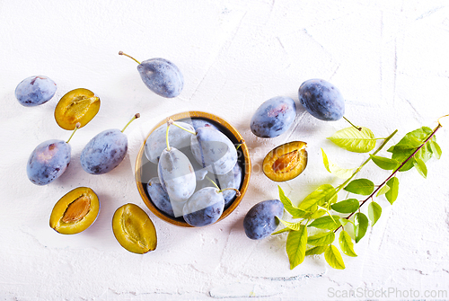 Image of fresh plum fruit in bowl
