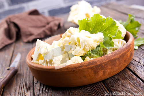 Image of Cauliflower with leaves and served in bowl