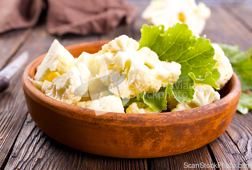 Image of Cauliflower with leaves and served in bowl