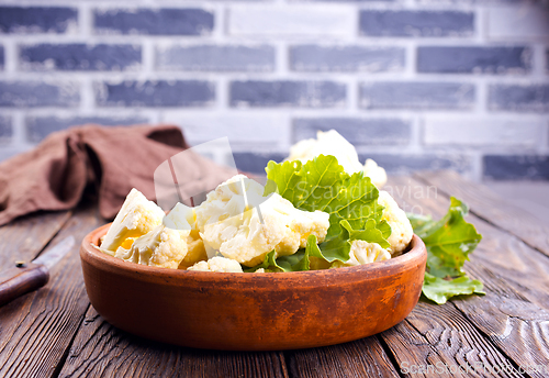 Image of Cauliflower with leaves and served in bowl