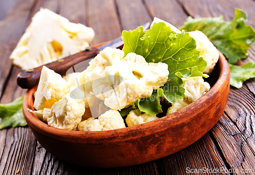 Image of Cauliflower with leaves and served in bowl