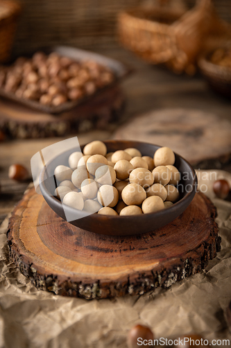 Image of Crunchy roasted hazelnuts coated with white chocolate