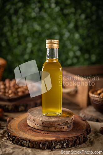 Image of Macadamia nut oil in a glass bottle