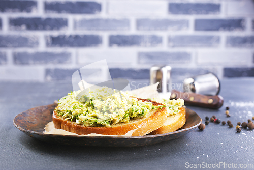 Image of Traditional mexican sauce guacamole on bread.