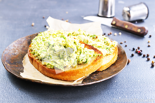 Image of Traditional mexican sauce guacamole on bread.