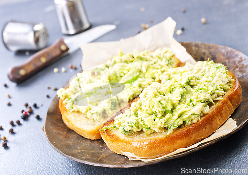 Image of Traditional mexican sauce guacamole on bread.
