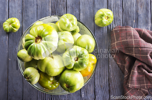 Image of green tomatoes in glass bowl