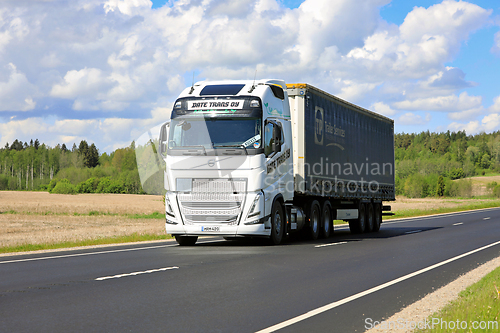 Image of Biogas-Powered Volvo FH 460 LNG Truck Semi Trailer