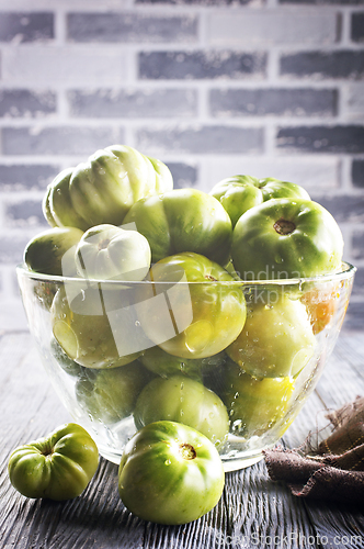 Image of green tomatoes in glass bowl