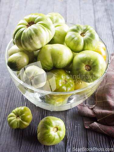 Image of green tomatoes in glass bowl