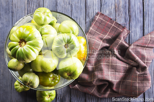 Image of green tomatoes in glass bowl